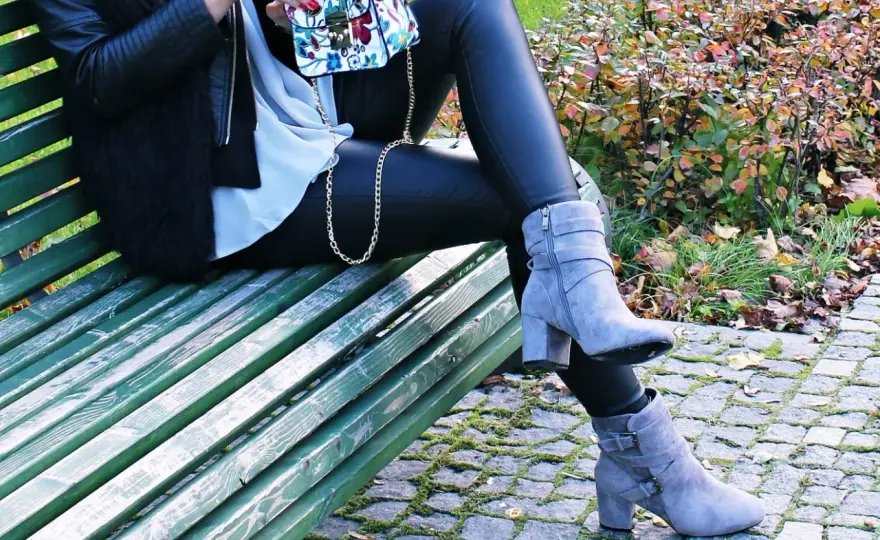 Szare botki stylizacje: jak je nosić, by wyglądać modnie i stylowo