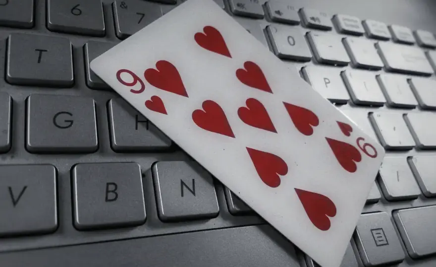 Jak wybrać najlepszą odmianę gry karcianej na platformie rozrywkowej online?