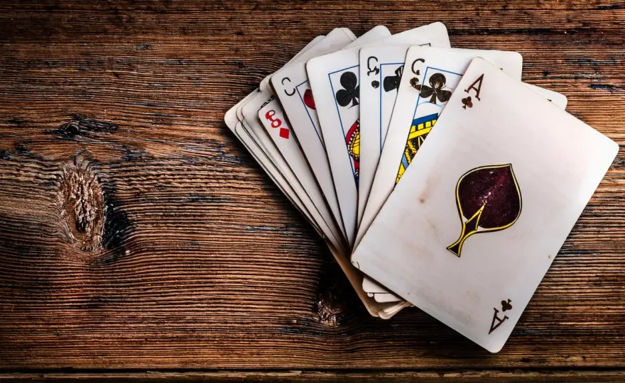 Popularna gra karciana bez tajemnic, czyli jak zrozumieć ulubioną grę agenta 007