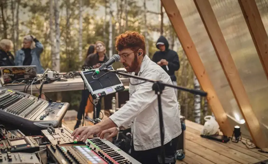 Prawdziwy wiek DJ Krisa: poznaj legendę polskiej sceny klubowej