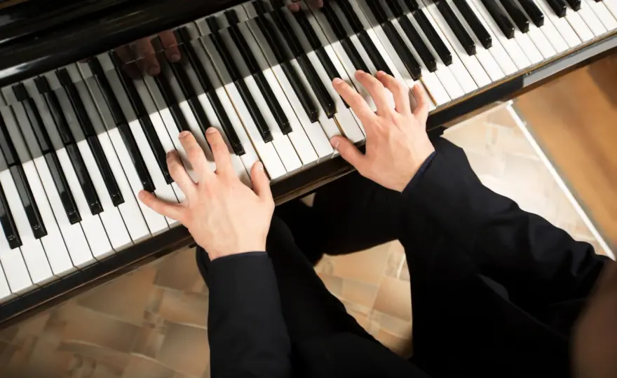 Keyboardy a sceniczna ekspresja: Jak wykorzystać różnorodność funkcji i kontrolerów podczas występów na żywo