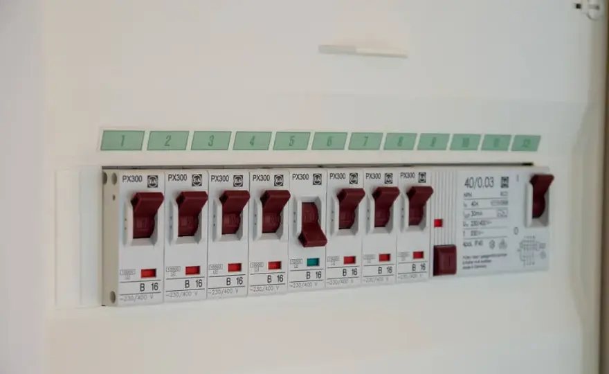 Jak działają bezpieczniki i dlaczego są kluczowe dla bezpieczeństwa elektrycznego