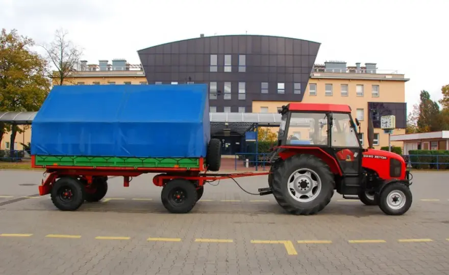  Jakie prawo jazdy potrzebne na traktor z przyczepą? Wszystko o uprawnieniach na ciągnik