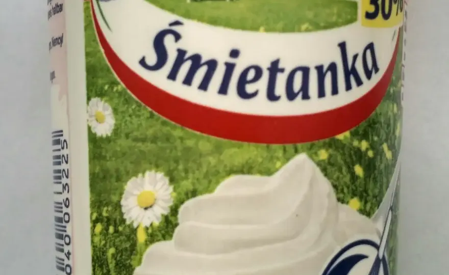 Jaka śmietana na masło: słodka czy kwaśna? Która lepsza i dlaczego?