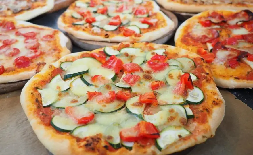 Jak zrobić szybko pizzę: prosty przepis na pyszną kolację w 15 minut