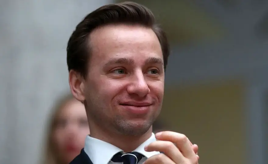 Czy Bosak ma wyższe wykształcenie? Zaskakujące fakty o jego edukacji
