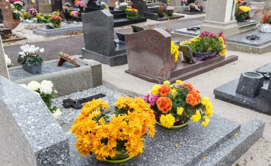 Jakie są opłaty za przedłużenie miejsca na cmentarzu parafialnym?