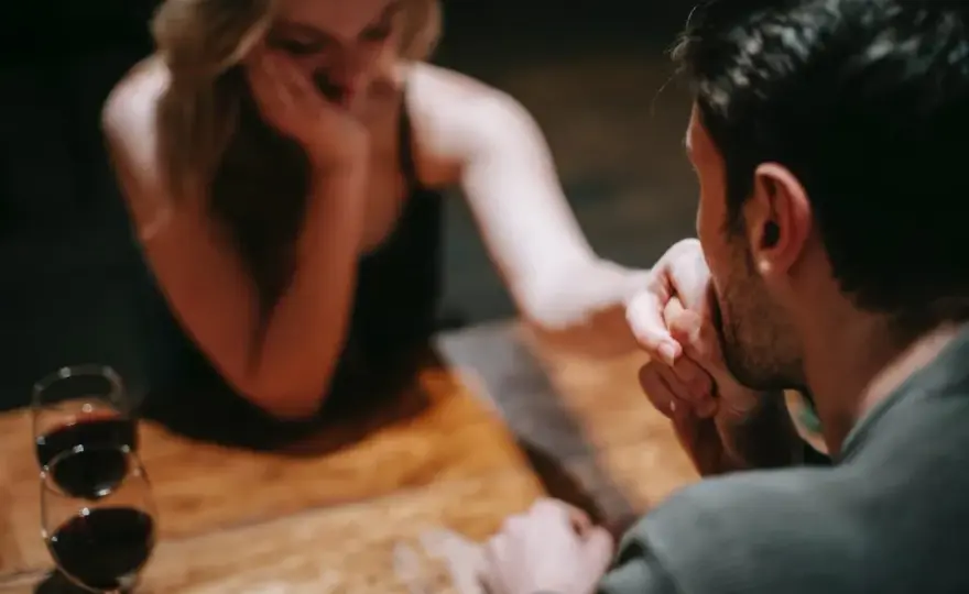 Jak flirtować z kobietą skutecznie: 9 nieznanych technik podrywu