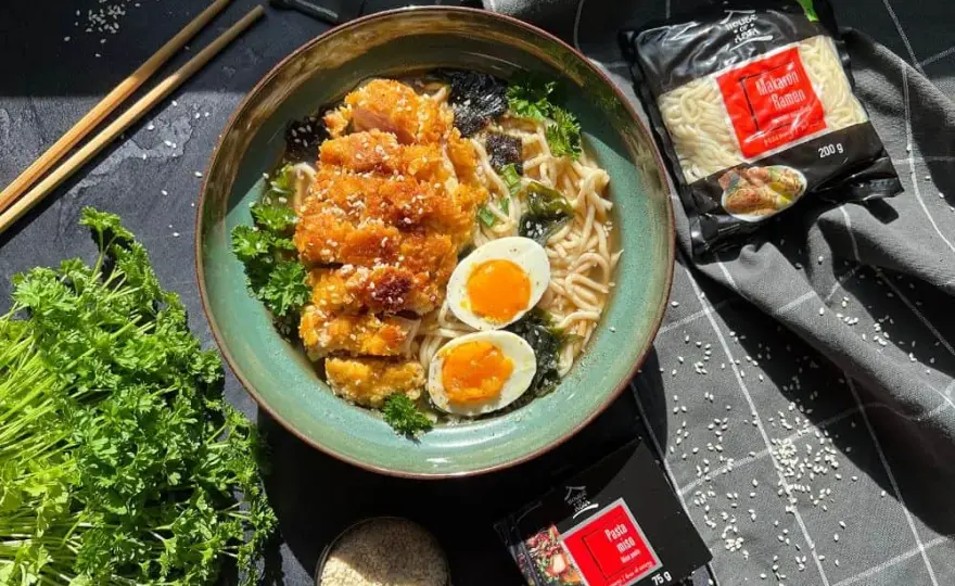 Jak zrobic ramen z kurczakiem - prosty przepis, który zachwyci smakiem