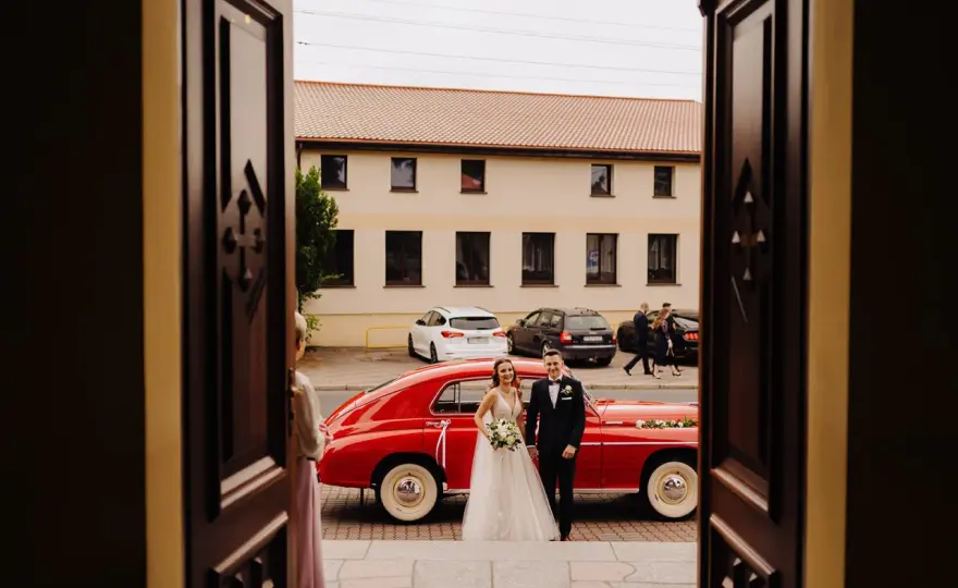 Kto prowadzi pana młodego do ołtarza? Tradycje i wybory w ceremonii