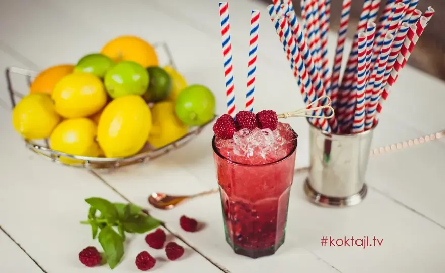 Najlepsze drinki z syropem malinowym, które zachwycą Twoje podniebienie