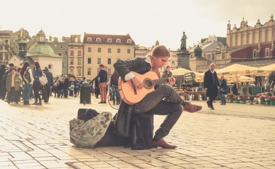 Poznaj realne zarobki muzyka ulicznego: ile można zarobić grając na ulicy?