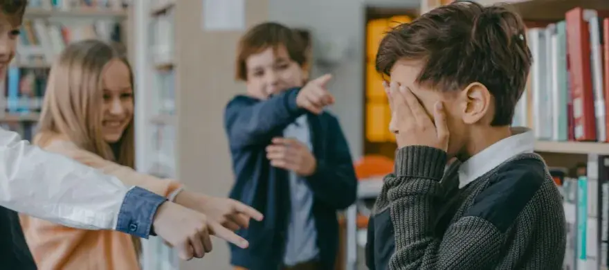 Co zrobić gdy dziecko jest wyśmiewane w szkole: 8 skutecznych metod
