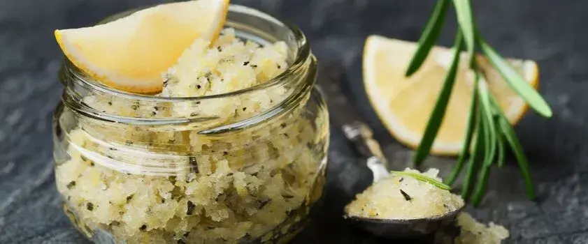 Jak zrobic domowy peeling: Proste przepisy na zdrową skórę
