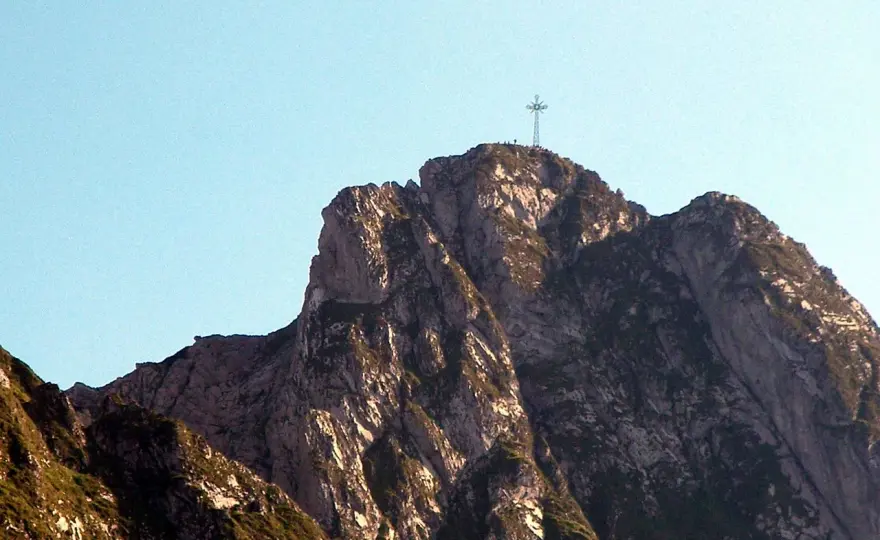 Co oznacza krzyż na Giewoncie? Historia i znaczenie symbolu Tatr