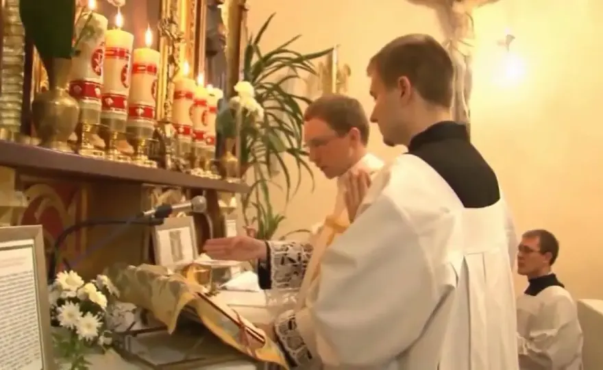 Jak się ubrać na msze trydencką, aby zachować elegancję i skromność