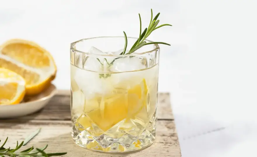 Orzeźwiające drinki z miodem pitnym, które zachwycą każdego latem