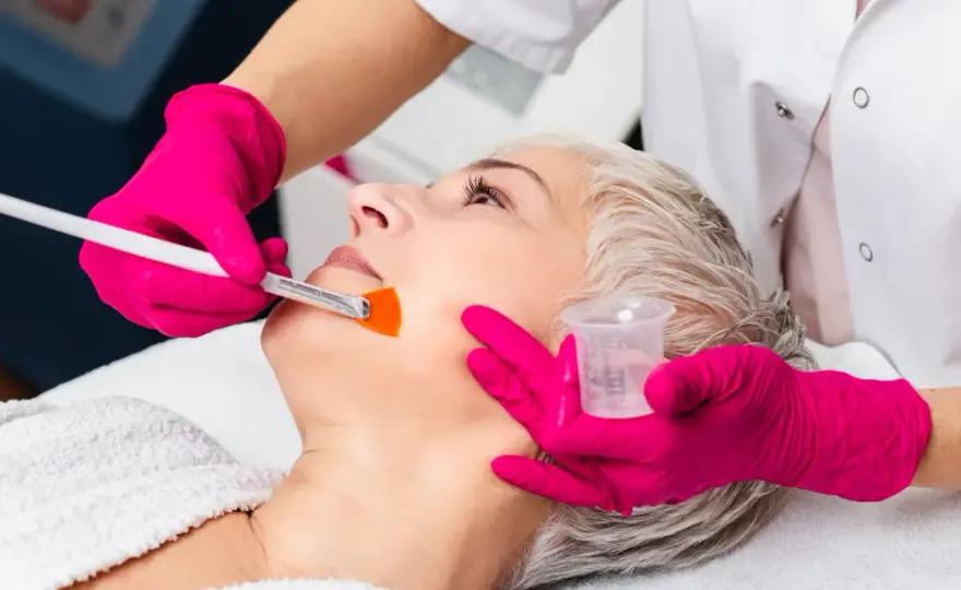 Peeling chemiczny co to? Odkryj korzyści i skutki uboczne zabiegu