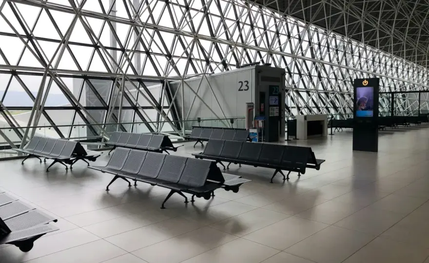 Co to jest gate na lotnisku i jak wpływa na twoją podróż?