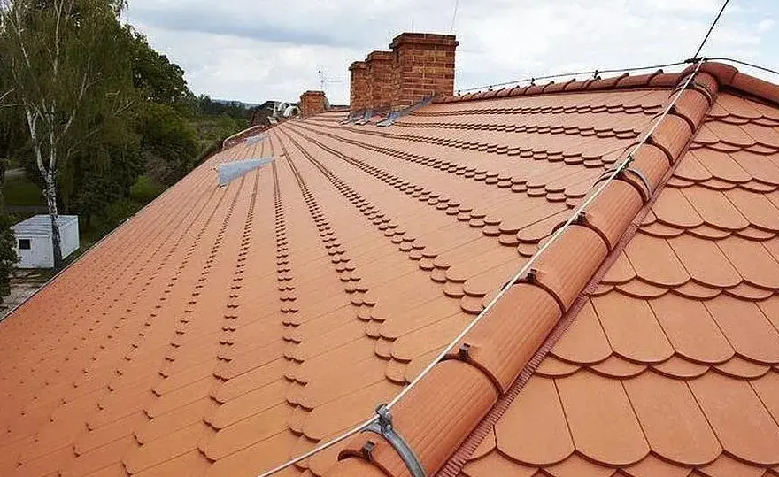 Ile waży m2 dachówki ceramicznej? Zaskakujące różnice w ciężarze!