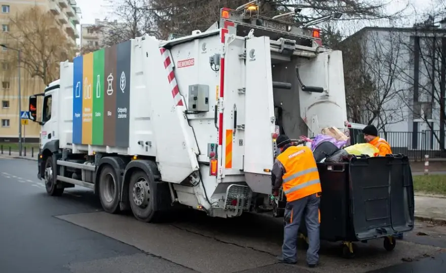 Ile kosztują śmieci w Warszawie? Nowe stawki i zniżki dla mieszkańców