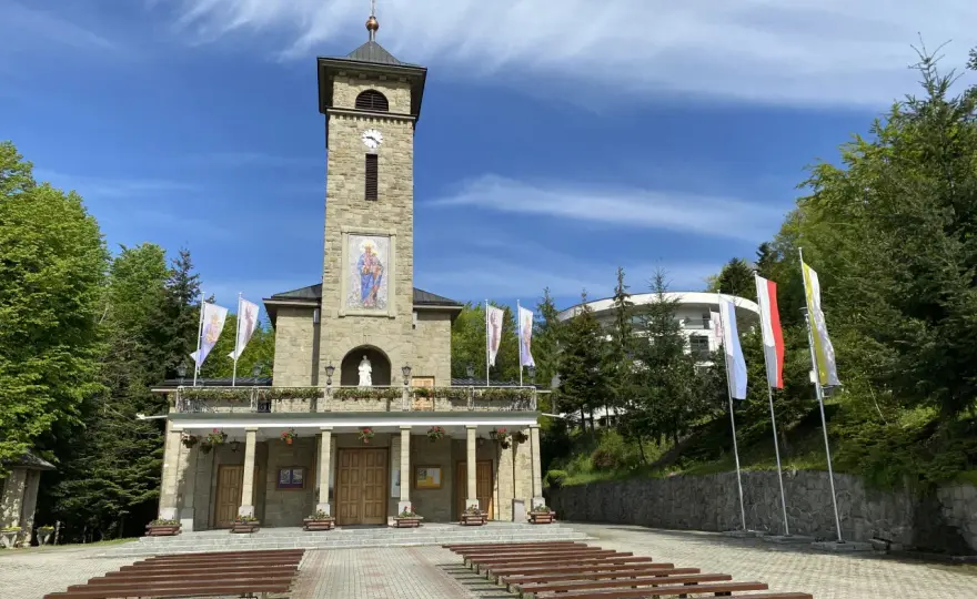 Godziny mszy świętych w sanktuarium Szczyrk: letni i zimowy rozkład