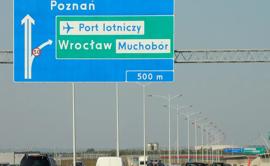 Jak szybko i tanio dojechać na lotnisko we Wrocławiu z dworca PKP - 3 warianty