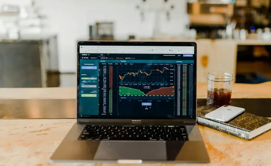 Porównanie zdecentralizowanych giełd (DEX) i scentralizowanych giełd (CEX)