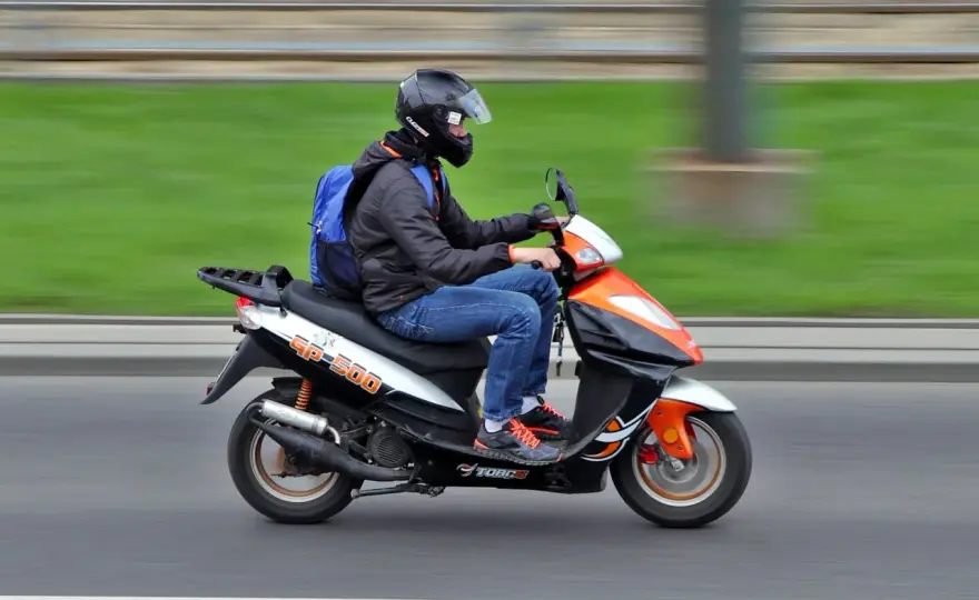 Czy można jeździć motorowerem na dowód? Sprawdź, co musisz wiedzieć
