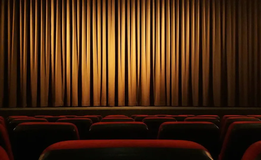 Ile trwa przerwa w teatrze? Czas, który warto znać przed spektaklem
