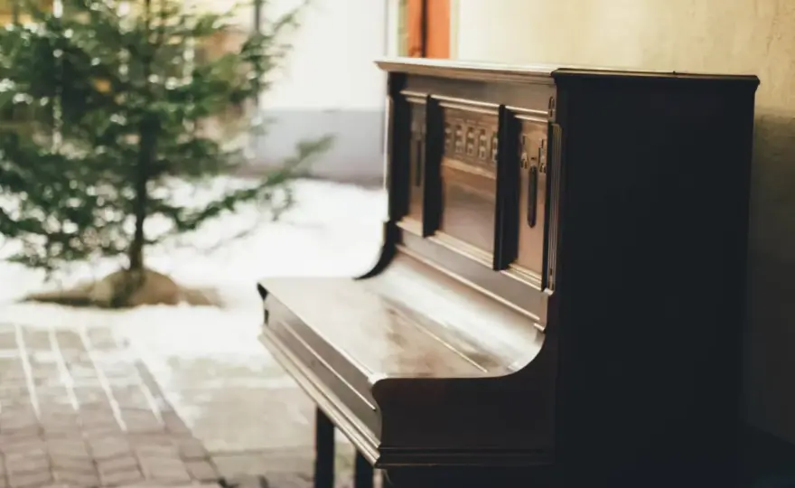 Czym się różni pianino od fortepianu? Kluczowe różnice i fakty