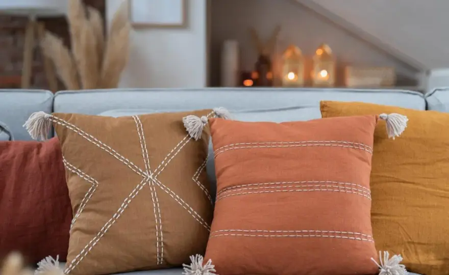 Jak stworzyć piękną poduszkę boho DIY, która ożywi Twój dom