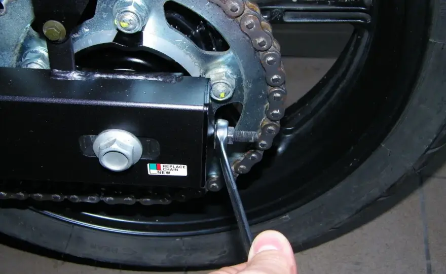 Prawidłowe napięcie łańcucha w motorowerze - naciąganie krok po kroku