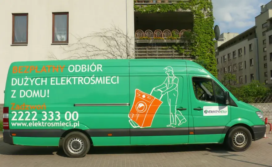 Samochód zbierający elektrośmieci z osiedla – jak działa i dlaczego jest ważny dla środowiska