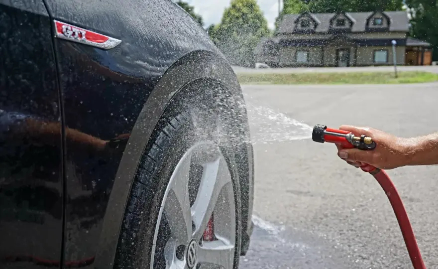 Czy można myć auto pod domem? Sprawdź przepisy i uniknij kary