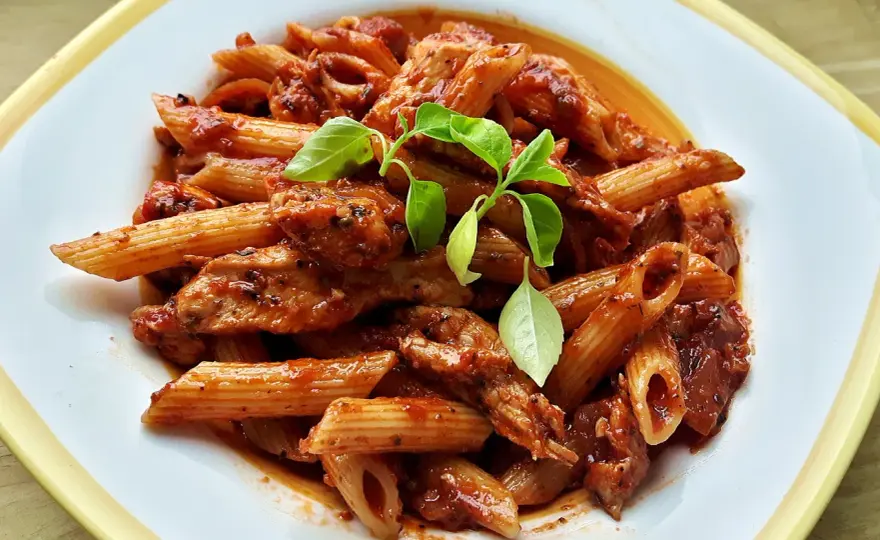 Szybki przepis na makaron penne z kurczakiem i pomidorami, który zaskoczy smakiem