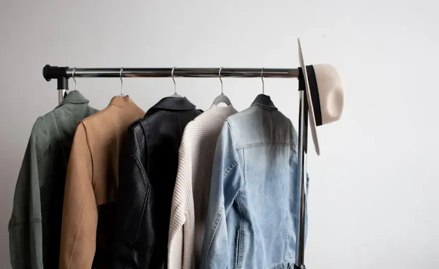 Modne bluzy damskie – komfort, styl i wszechstronność na każdą okazję