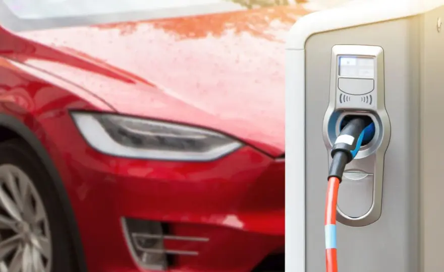 Ile czasu ładuje się tesla? Sprawdź, jak szybko naładujesz swój pojazd