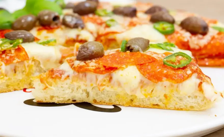 Jak zrobić pizzę na patelni bez piekarnika: szybki przepis krok po kroku