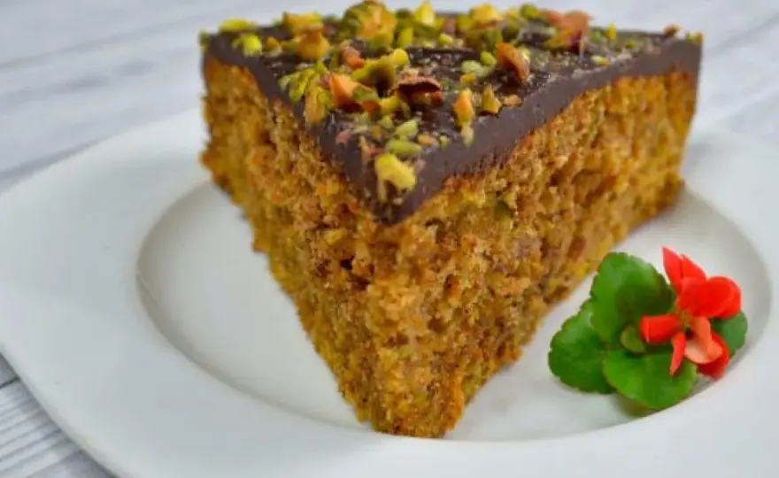 Najlepsze domowe ciasto marchewkowe z pistacjami: przepis krok po kroku