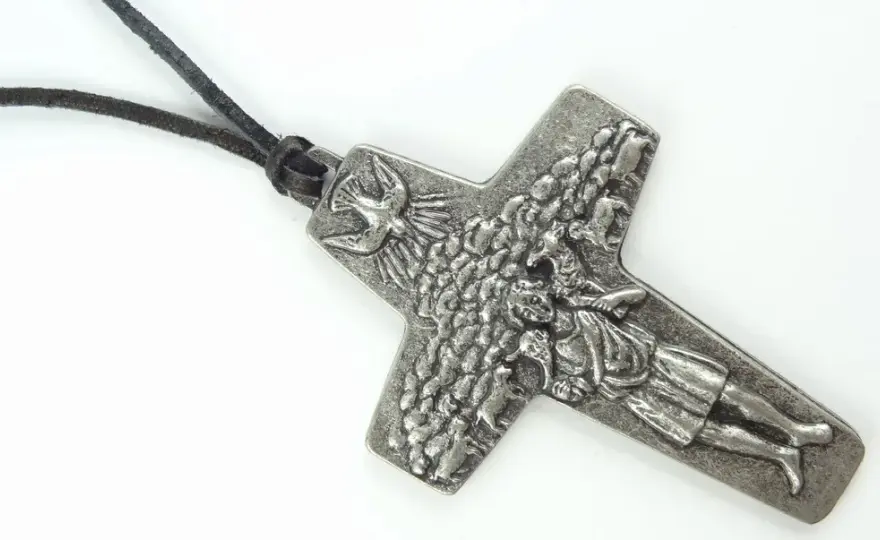 Znaczenie i symbolika krzyża dobrego pasterza w tradycji katolickiej