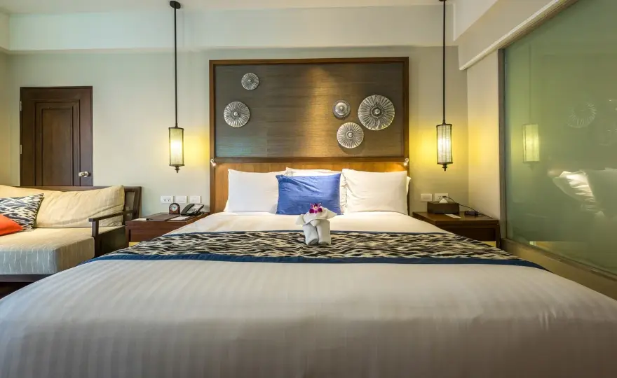 Jak pościelić łóżko w hotelu – proste techniki na idealny wygląd