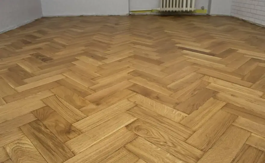 Parkiet olejowany czy lakierowany – co wybrać dla idealnej podłogi?