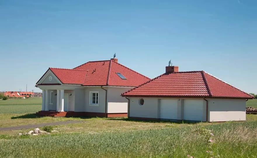 Dachy wielospadowe: jak zwiększają estetykę i funkcjonalność budynków