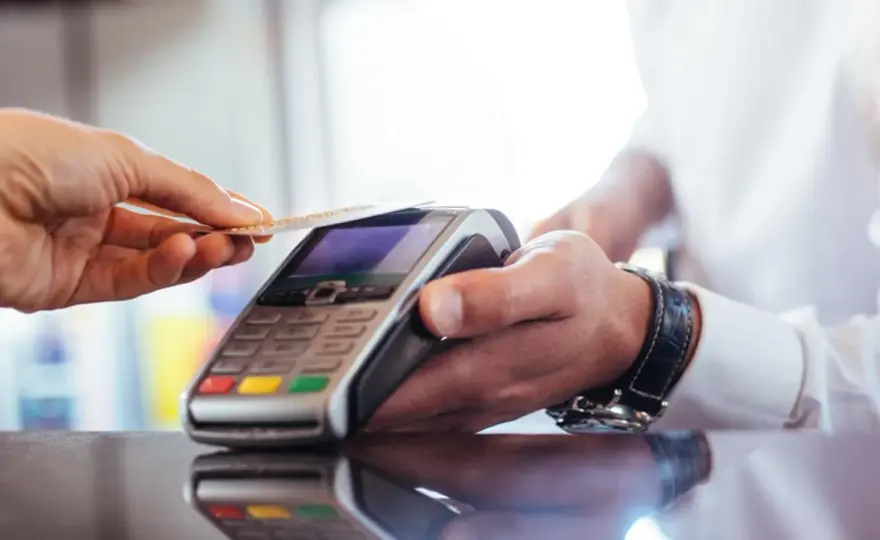 Visa czy Mastercard w mBanku – która karta jest lepszym wyborem?