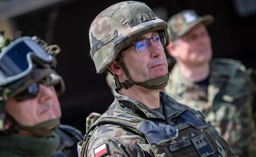 Generał broni Piotrowski: kluczowe osiągnięcia i wpływ na armię