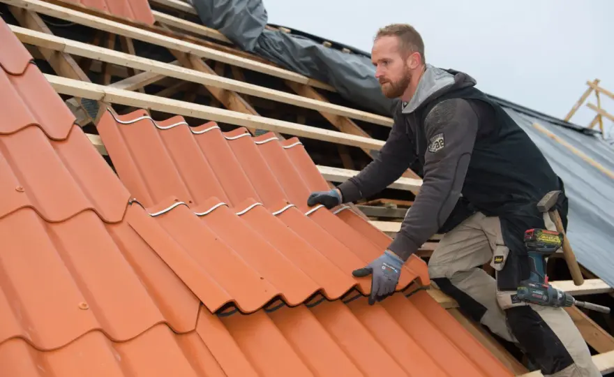 Krok po kroku jak wymienić dachówkę samodzielnie - instrukcja dla majsterkowicza