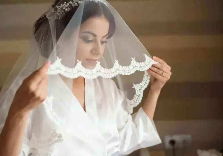 Jaką suknię wybrać do welonu hiszpańskiego, by olśnić wszystkich?