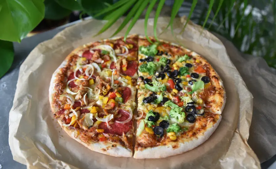 Ile kawałków ma pizza? Odkryj, jak różne rozmiary wpływają na ilość