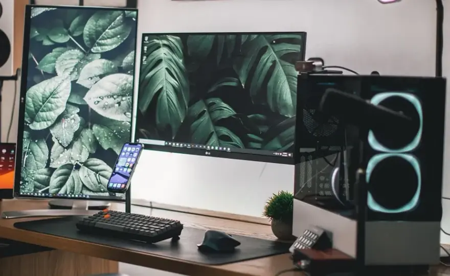 Laptop stacjonarny czy komputer biurkowy: co lepiej wybrać w 2025